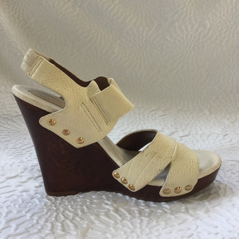 BCBG Off white embossed leather wedges - Picture 4 of 4